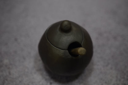 Podiņš ar vāku un karoti, melns/lipināts